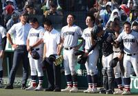 　県岐阜商に敗れ、涙が止まらない横浜・阿部葉太（中央）と奥村頼人らナイン（撮影・中田匡峻）