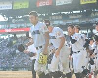 　悔しさをこらえながらスタンドへあいさつに向かう阿部葉太（左）ら横浜ナイン（撮影・西田忠信）
