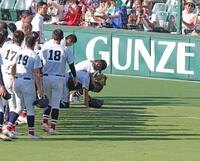 　スタンドに向かって両手を合わせてしゃがみ込む横浜・阿部葉太（奥）＝撮影・中田匡峻