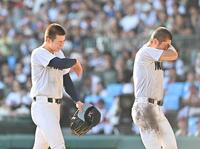 　県岐阜商にタイブレークの末、サヨナラ負けし涙を流す横浜・奥村頼人（左）と阿部葉太（撮影・西田忠信）