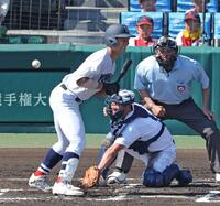　６回、死球を受ける横浜・阿部葉太（撮影・中田匡峻）