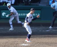 　１１回、県岐阜商・坂口路歩（奥）にサヨナラ打を浴びた横浜・奥村頼人（撮影・中田匡峻）