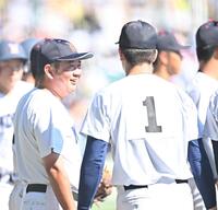 　６回を投げ終えた奥村頼人（１）に声をかける横浜・村田浩明監督（撮影・西田忠信）