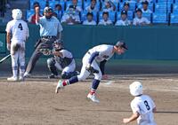 　１０回、県岐阜商・駒瀬陽尊（４）を見逃し三振に斬り、絶叫する横浜・奥村頼人（撮影・中田匡峻）