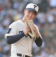 　初回を投げ終えベンチに戻る東洋大姫路・阪下漣（撮影・西田忠信）