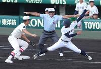 　２回、沖縄尚学・阿波根裕の犠打を処理した東洋大姫路・阪下蓮が暴投し、その間に三塁へ進んだ沖縄尚学・宜野座恵夢（右）一塁に（撮影・中田匡峻）