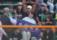 　写真を撮る今井絵理子議員（中央）＝撮影・中田匡峻