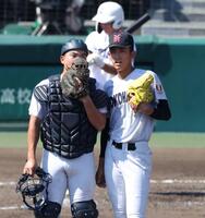 　４回、ピンチで捕手の駒橋優樹（左）と話す横浜・織田翔希（撮影・中田匡峻）