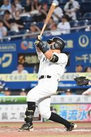 　２回、中越え２点本塁打を放つ山口（撮影・持木克友）