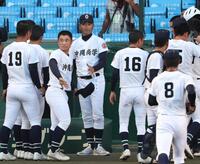 　５回裏の守備を終えたナインに声をかける沖縄尚学・比嘉公也監督（中央）＝撮影・中田匡峻