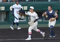 　２回、沖縄尚学・阿波根裕の犠打を処理も、一塁に悪送球する東洋大姫路・阪下蓮（左）＝撮影・中田匡峻