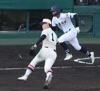 　２回、沖縄尚学・伊波槙人（奥）に先制適時打をを浴びた東洋大姫路・木下鷹大（撮影・中田匡峻）