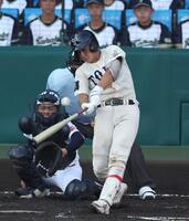 　３回、レフトへソロを放つ東洋大姫路・桑原大礼（撮影・中田匡峻）