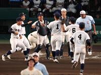 　最後を締めた沖縄尚学・末吉良丞（１）の元に集まる沖縄尚学ナイン（撮影・中田匡峻）