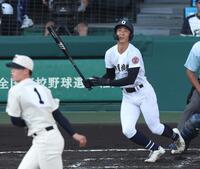 　２回、東洋大姫路・木下鷹大（手前）から中犠飛を放つ沖縄尚学・新垣瑞稀（撮影・中田匡峻）