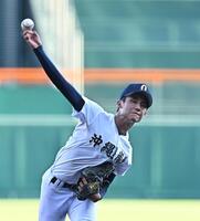 　力投する先発の沖縄尚学・新垣有絃（撮影・西田忠信）