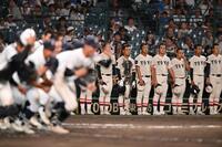 　沖縄尚学に敗れ、整列する東洋大姫路ナイン（撮影・西田忠信）