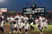 　準決勝進出を決め、笑顔の沖縄尚学ナイン（撮影・西田忠信）
