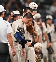 　グラウンドに一礼する東洋大姫路・木下鷹大（撮影・西田忠信）