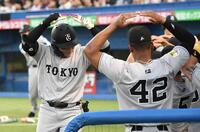 　１回、丸は右越えに５号先制２ランを放ち、丸ポーズ（撮影・佐藤厚）