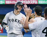 　２回、左越えソロを放ち、ナインに迎えられる中山