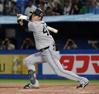 　３回、中山は左越えに２打席連続の５号２ランを放つ（撮影・佐藤厚）
