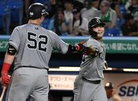 　３回、中山（右）は左越えに２打席連続の５号２ランを放ち、リチャードに迎えられる（撮影・佐藤厚）