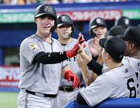 　６回表、満塁本塁打を放ち、ナインに迎えられるリチャード