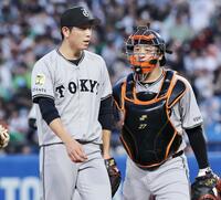 　１回裏を終え、ベンチに戻る戸郷（左）と捕手岸田