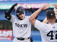 　１回、先制２ランを放ち、ポーズをとる丸