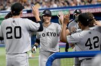 　３回、中山（中）は左越えに２打席連続の５号２ランを放ち、戸郷（左）に迎えられる（撮影・佐藤厚）