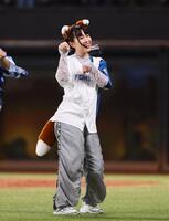 　きつねダンスを踊る鈴木みのり（撮影・中島達哉）