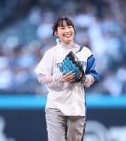　ファーストピッチセレモニーで投球し、笑顔を見せる鈴木みのり（撮影・中島達哉）