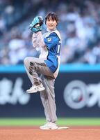 　ファーストピッチセレモニーで投球する鈴木みのり（撮影・中島達哉）