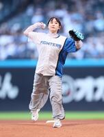 　ファーストピッチセレモニーで投球する鈴木みのり（撮影・中島達哉）
