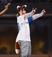 　きつねダンスを踊る鈴木みのり（撮影・中島達哉）