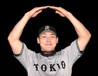 　笑顔で丸ポーズを作る丸（撮影・佐藤厚）