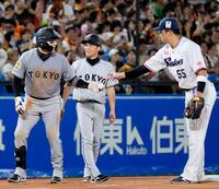 　７回、サイクル安打を達成し、三塁手村上（右）から記念球を受け取る丸