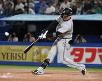 　５回、丸は中越え三塁打を放つ（撮影・佐藤厚）