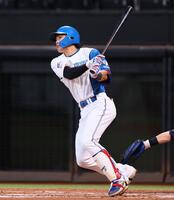 　１回、左前適時打を放つ野村（撮影・中島達哉）