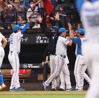 　９回、野村が逆転サヨナラ打を放ち、コーチ陣と喜び合う新庄監督（中央）＝撮影・中島達哉