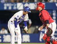 　８回、２回の送りバントを失敗。結局見逃し三振でがっくりの三森（撮影・金田祐二）