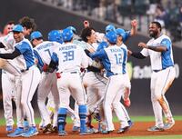 　９回、逆転サヨナラ打を放ち、雄たけびを上げる野村（中央）＝撮影・中島達哉