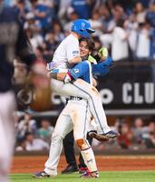 　９回、逆転サヨナラ打を放ち、清宮幸（左）と抱き合う野村（撮影・中島達哉）