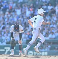 　１１回、県岐阜商・坂口路歩にサヨナラ打を打たれ膝に手をつく横浜・奥村頼人（左）＝撮影・西田忠信