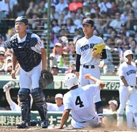 　１回、県岐阜商・内山元太に先制適時二塁打を許した横浜・織田翔希（右）＝撮影・西田忠信