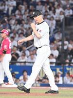 　９回、投手交代でマウンドに向かう吉井監督（撮影・持木克友）