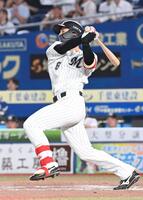 　８回、中前安打を放ち猛打賞の西川（撮影・持木克友）