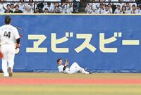 　１回、中島の打球を好捕する藤原（撮影・持木克友）