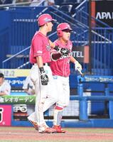 　１０回、勝ち越しの左犠飛を放ち生還した村林（左）に迎えられる渡辺佳（撮影・持木克友）